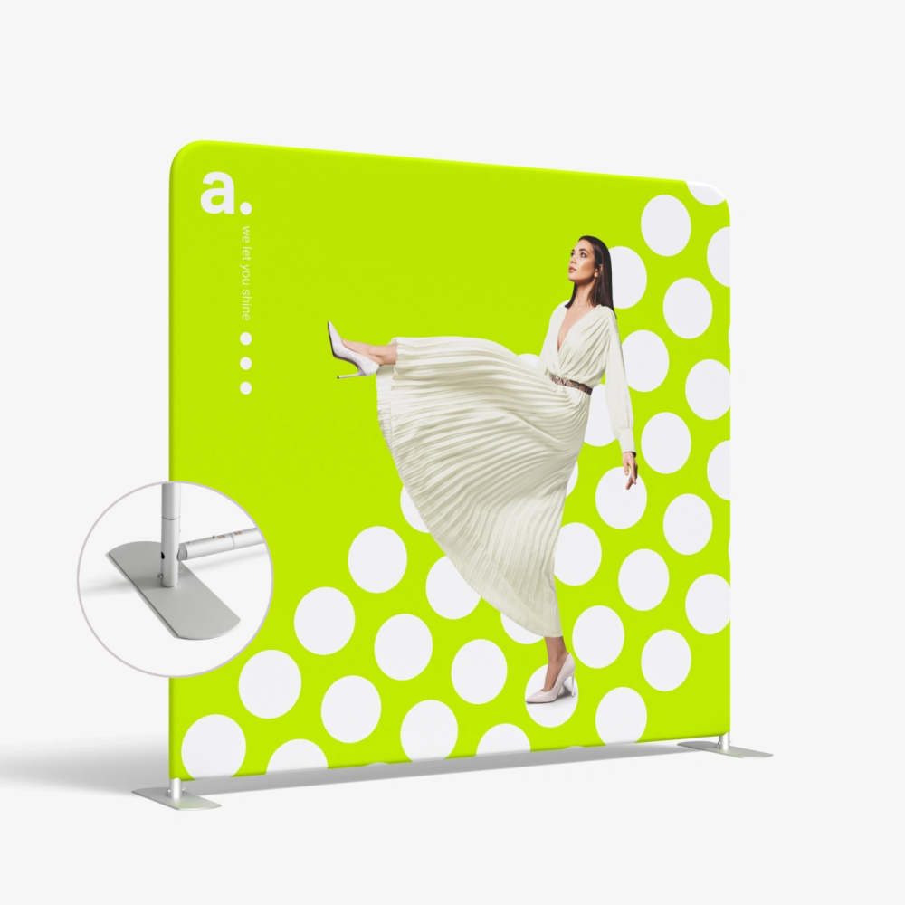 Photocall textil recto Vario Premium con estructura tubular de aluminio, gráfica personalizada sobre fondo verde con puntos blancos y base metálica estable.