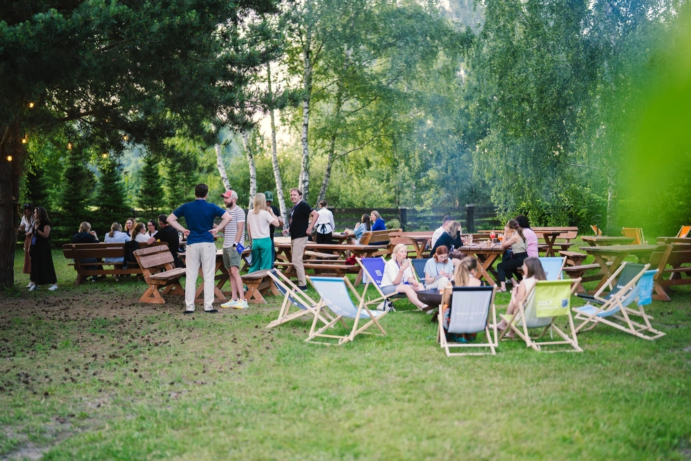 Leżaki reklamowe podczas wydarzenia plenerowego