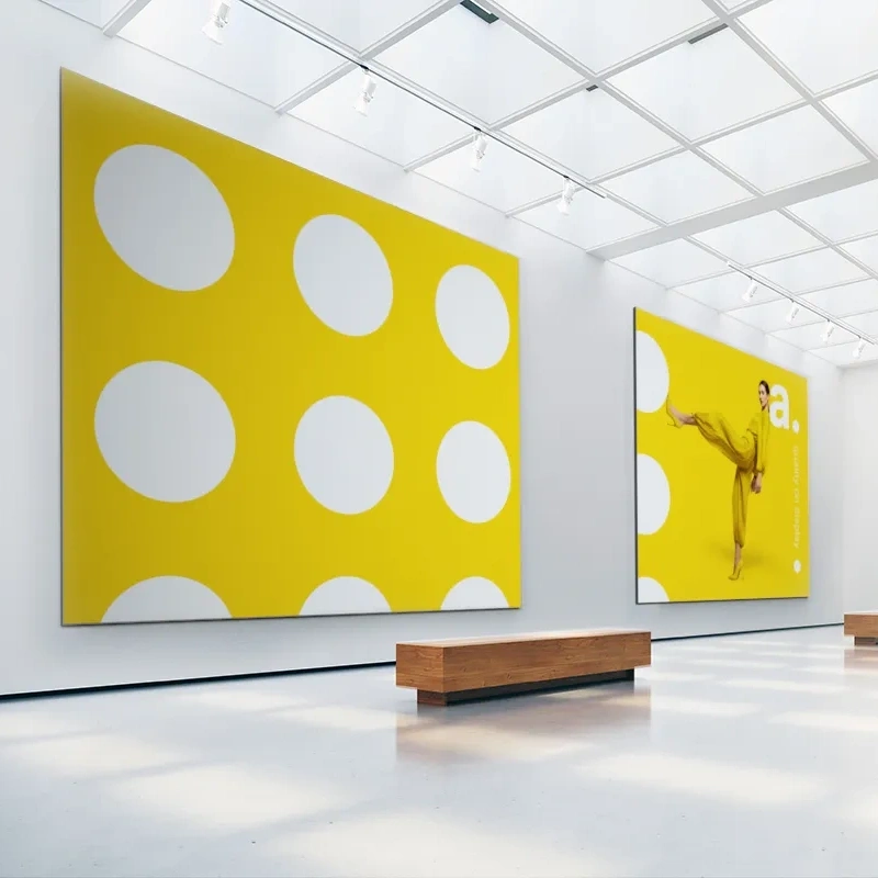 Dwie ramy tekstylne powieszone w roli obrazów w sali muzealnej.