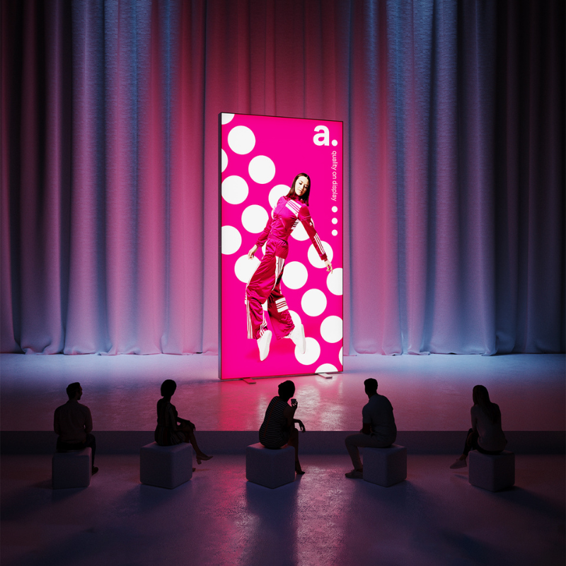 Prezentacja podświetlanego kasetonu LED adsystem na scenie eventowe