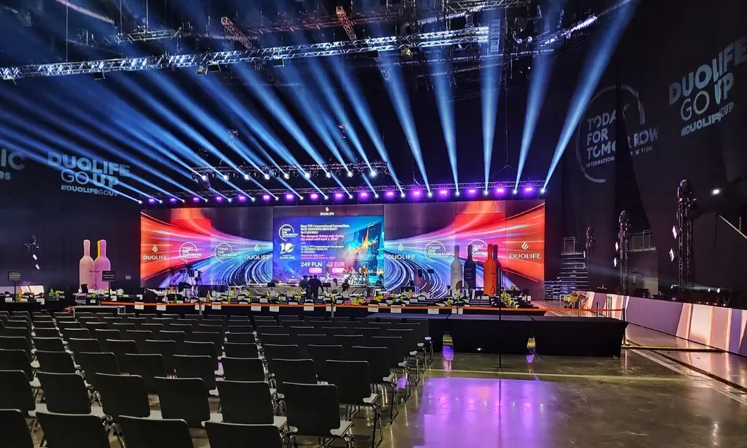 Zabudowa sceniczna i branding świetlny – event muzyczny z systemami reklamowymi