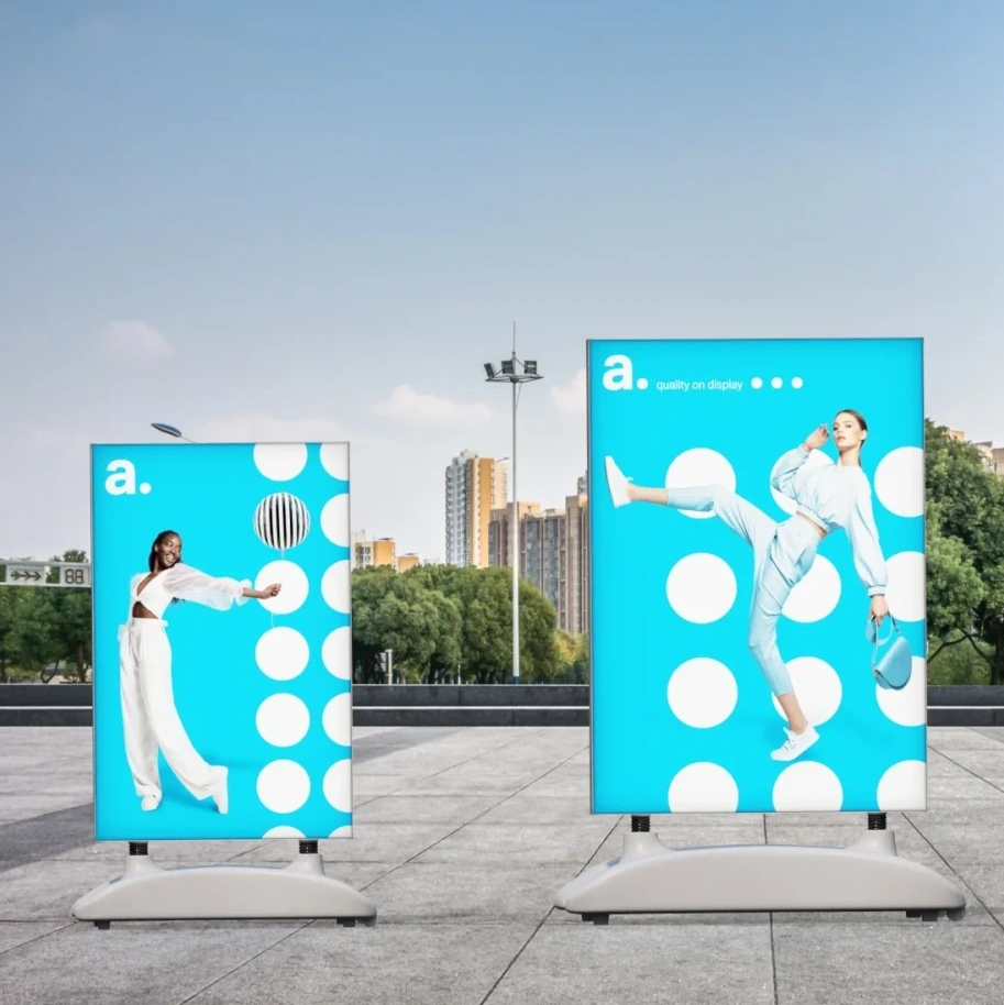 Affichage textile rétroéclairé en extérieur, idéal pour une visibilité maximale en milieu urbain.