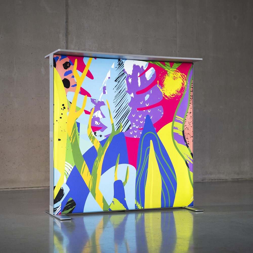 Podświetlana trybunka z nową, kolorową grafiką w systemie SEG, gotowa do ponownego użycia na eventach i w przestrzeniach firmowych.