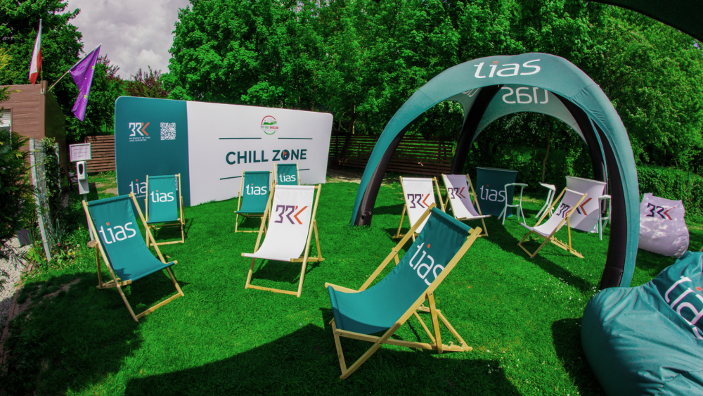 Strefa relaksu z pufami i zielenią – chillout zone na wydarzeniu targowym