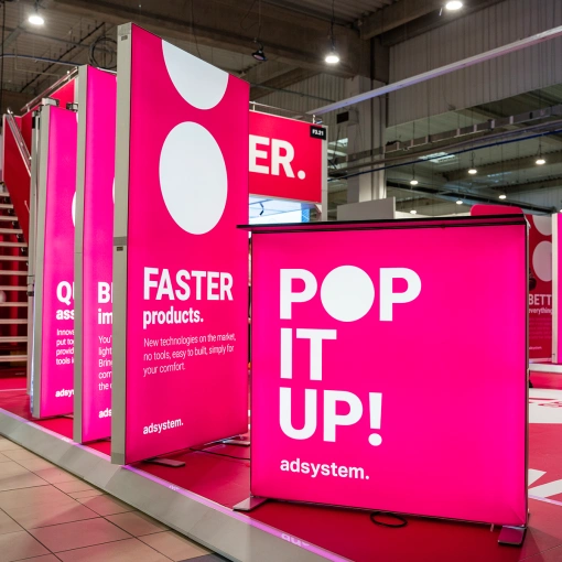 file-meta-description.zestawpodświetlanychkasetonówtekstylnychitrybunekzhasłami„-popitup!”i„-fasterproducts”,intensywnyróżowykolor,brandingadsystem,ekspozycjatargowawstylumodularnym.