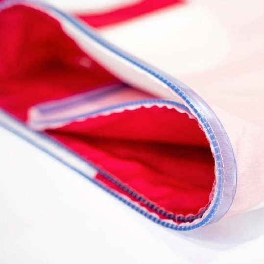 file-meta-description.zbliżenienakrawędźtkaninyzwszytymsilikonowymkedrem,wykorzystywanymdomontażugrafikwsystemachramowych.