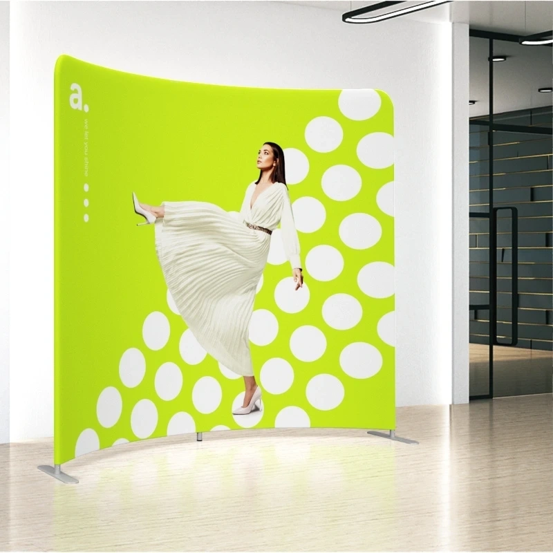 Stand exposition textile courbé avec impression – femme en robe blanche sur fond vert à pois blancs, installé dans un intérieur de bureau moderne.
