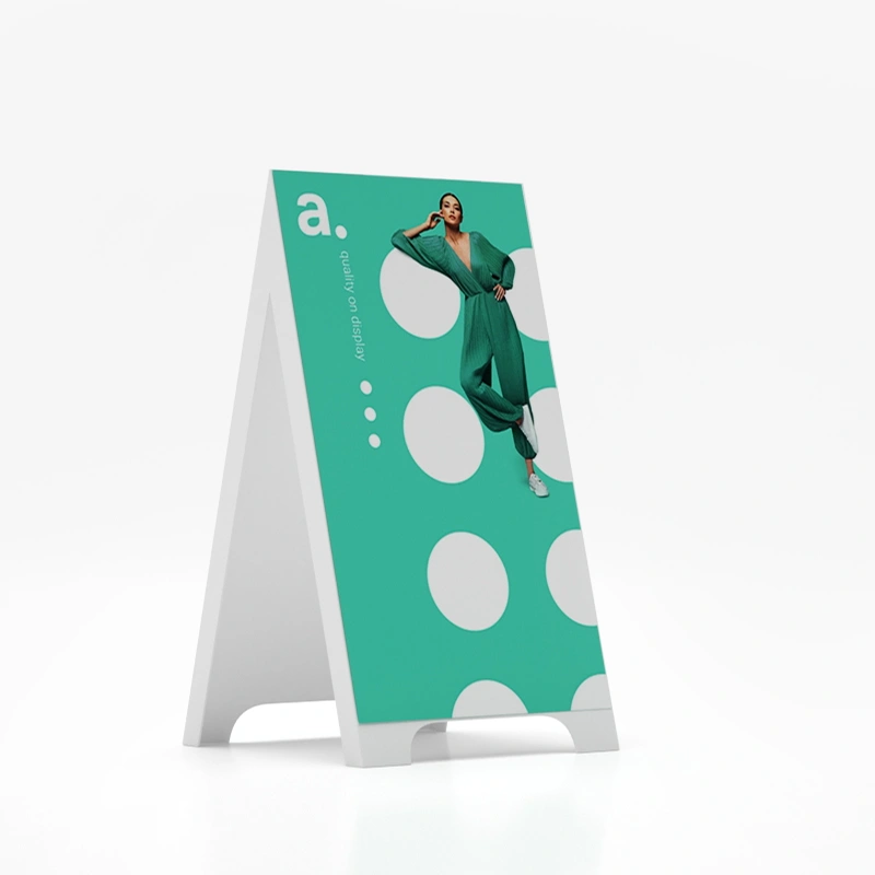 Dwustronny potykacz reklamowy z biala rama i kolorowa grafika.