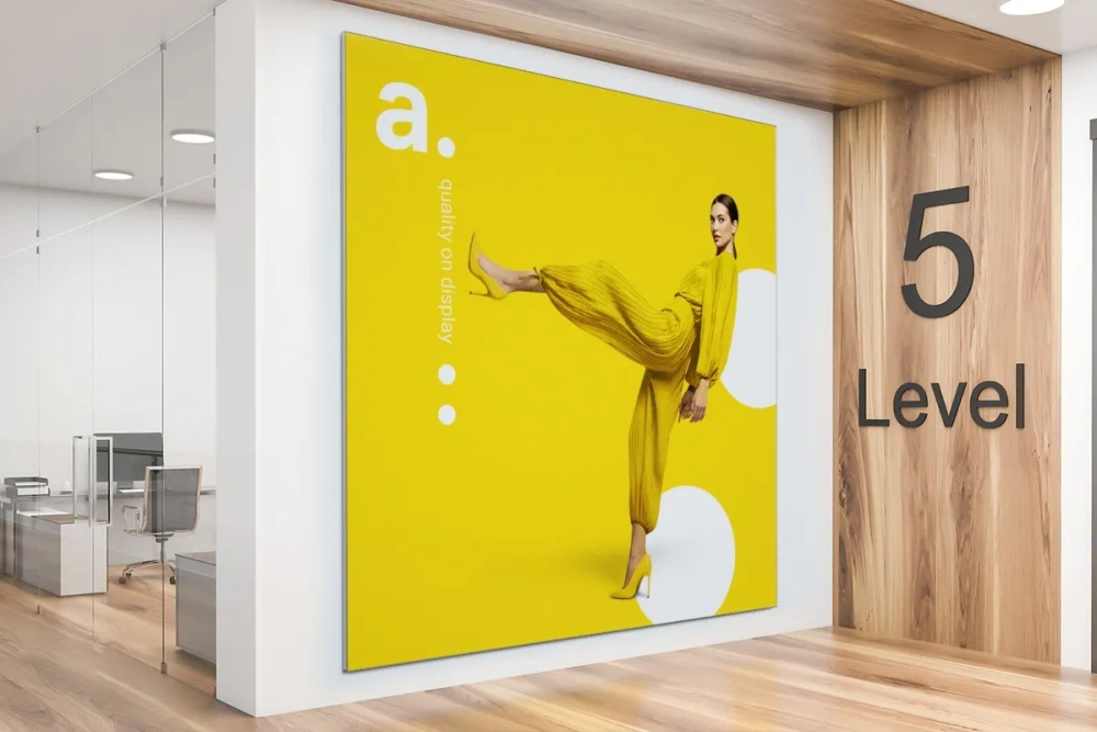 Rama tekstylna w zastosowaniu jako obraz powieszony w nowoczesnym biurze.