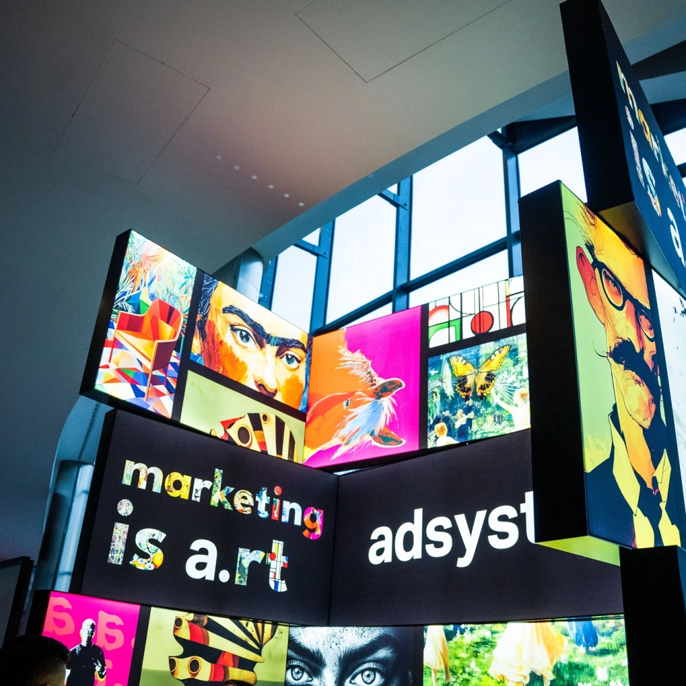 Instalación de adsystem con cajas retroiluminadas tipo LED decoradas con ilustraciones artísticas, bajo el lema “marketing is art”.