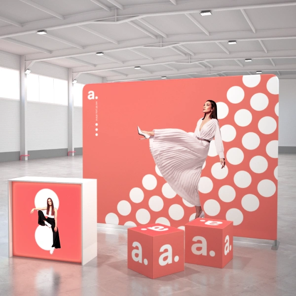 Zestaw promocyjny w hali – trybunka podświetlana, ścianka tekstylna i kostki z nadrukiem tworzą spójną, efektowną przestrzeń ekspozycyjną gotową na każde wydarzenie.