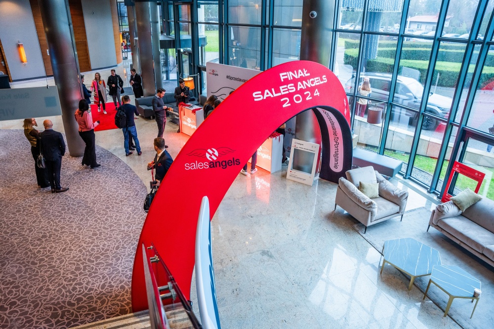 Brama łukowa reklamowa z nadrukiem – system Vario podczas eventu indoor