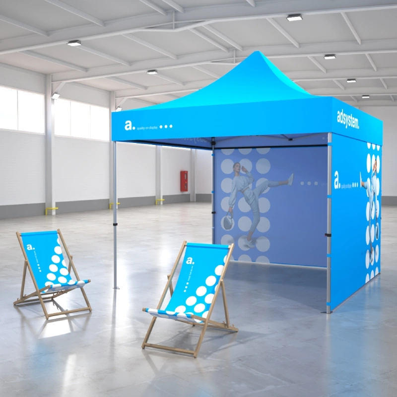 Zestaw eventowy składający się z niebieskiego namiotu reklamowego z nadrukiem oraz dwóch leżaków z drewnianym stelażem i dopasowaną grafiką.