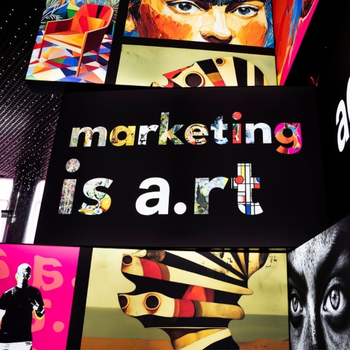 Podświetlany kaseton reklamowy z napisem „marketing is art” – ekspozycja artystyczna z użyciem systemu adsystem