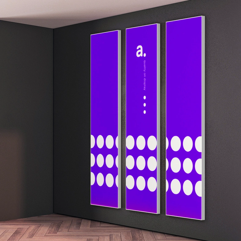 Trzy podświetlane panele LED w fioletowej kolorystyce zamontowane na ciemnej ścianie we wnętrzu.