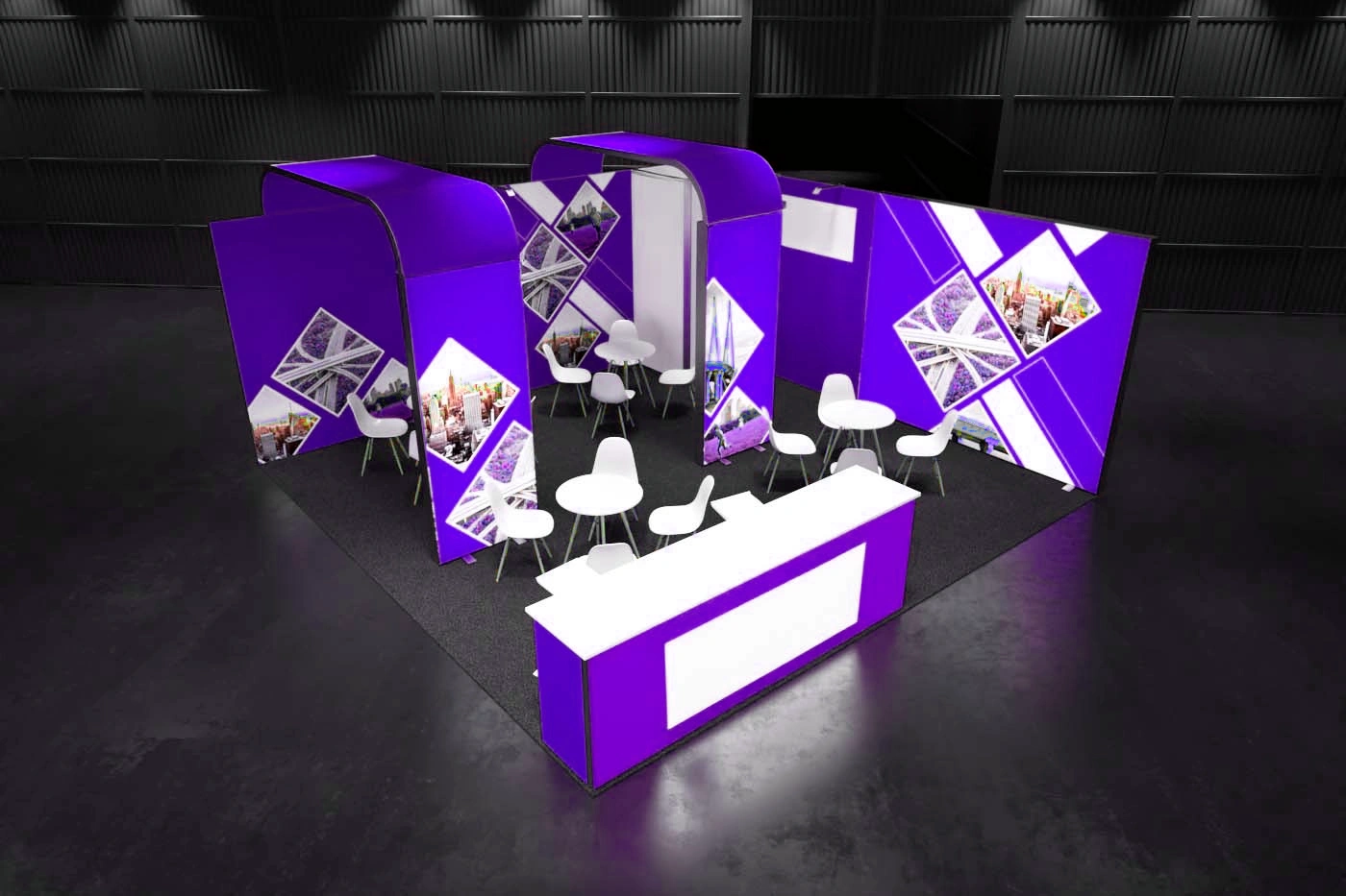 Stoisko targowe z fioletowymi łukami, podświetlaną ladą i strefami rozmów z białymi krzesłami i stolikami, zaprojektowane z graficznymi panelami promocyjnymi.