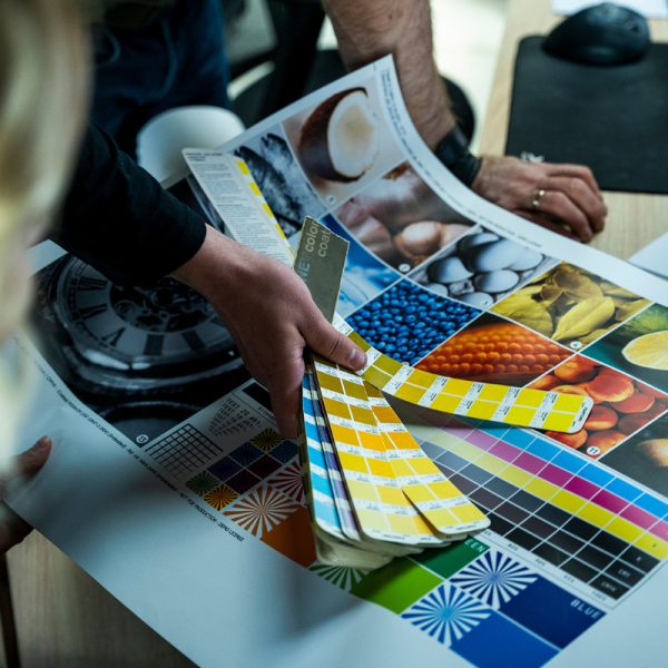 Projektowanie grafik do systemów wystawienniczych – materiały reklamowe w przygotowaniu