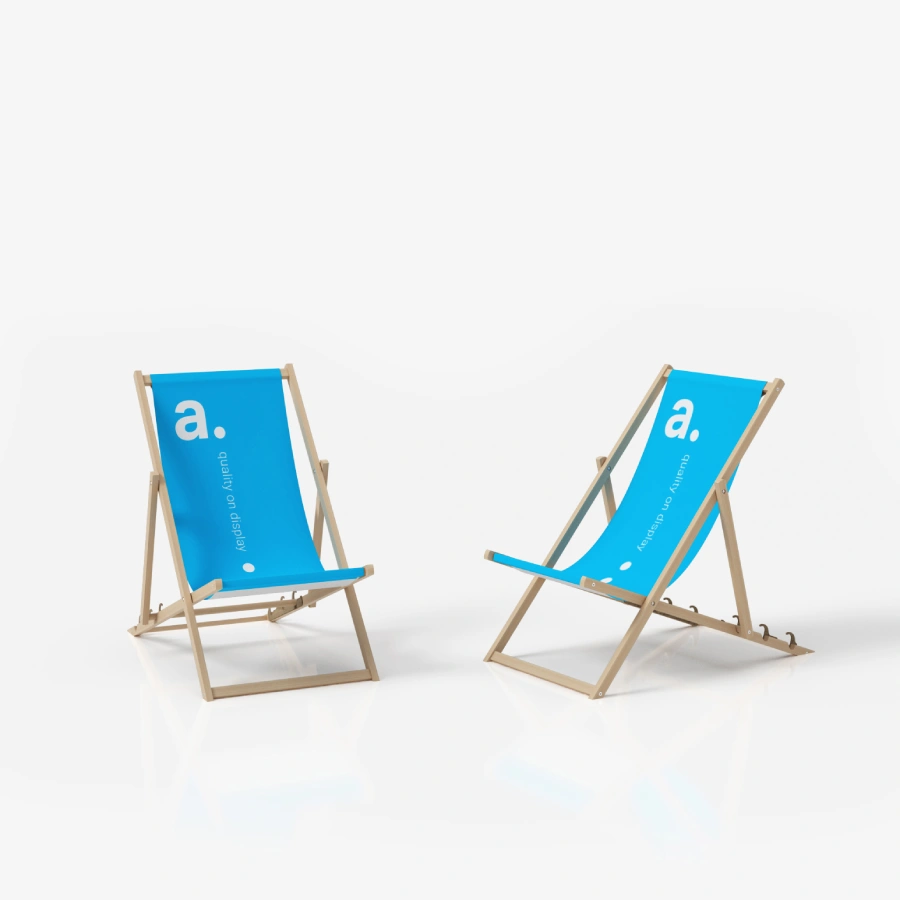 Dwa leżaki reklamowe z drewnianym stelażem i niebieskim siedziskiem z logo, przeznaczone do stref relaksu na eventach plenerowych.