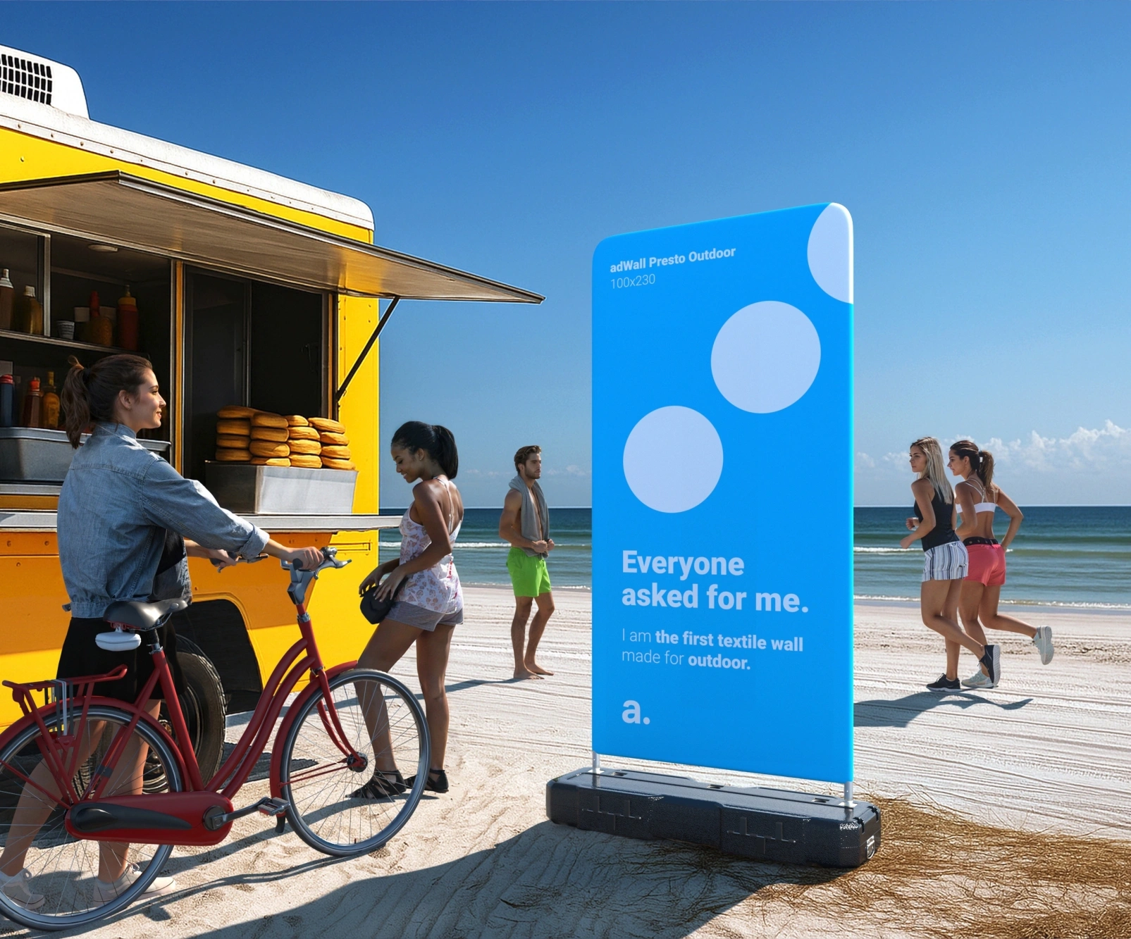 Ścianka reklamowa zewnętrzna z tekstylnym wydrukiem, prezentowana na plaży obok food trucka.