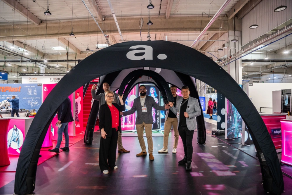 Equipo de adsystem en feria internacional, presentando estructuras hinchables y displays publicitarios para eventos y exposiciones.