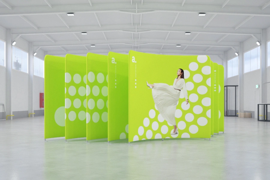 Zielona ścianki reklamowe o łukowym kształcie w hali eventowej.