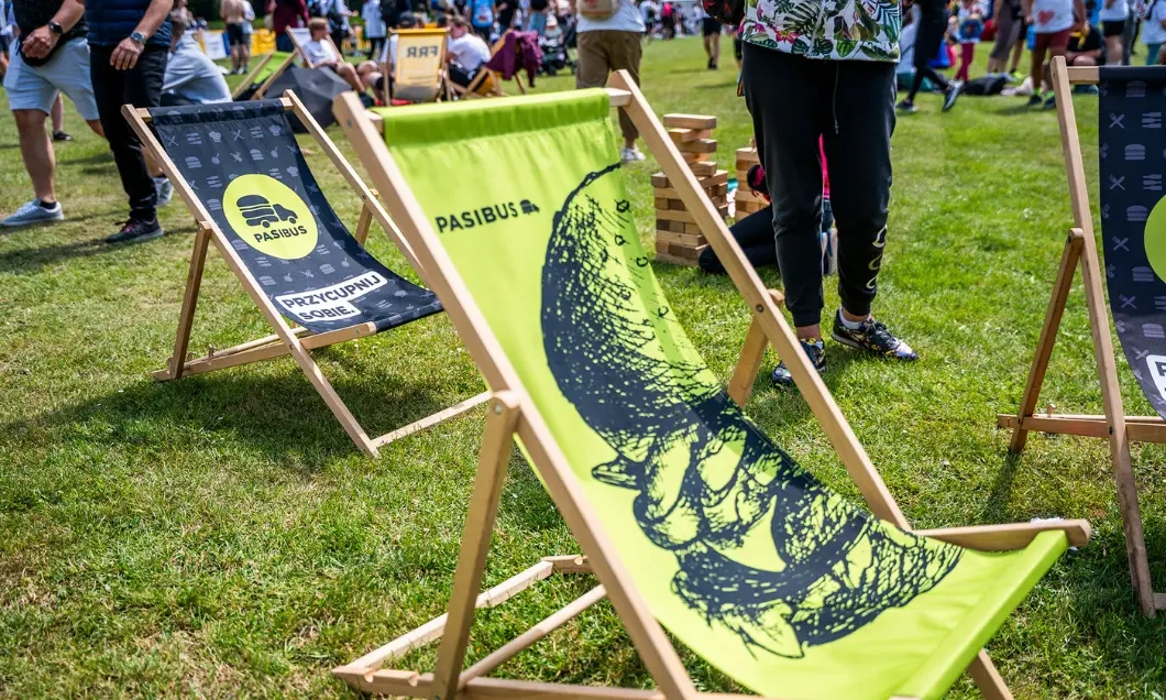 Leżaki z logo na wydarzeniu plenerowym – przykład reklamy eventowej