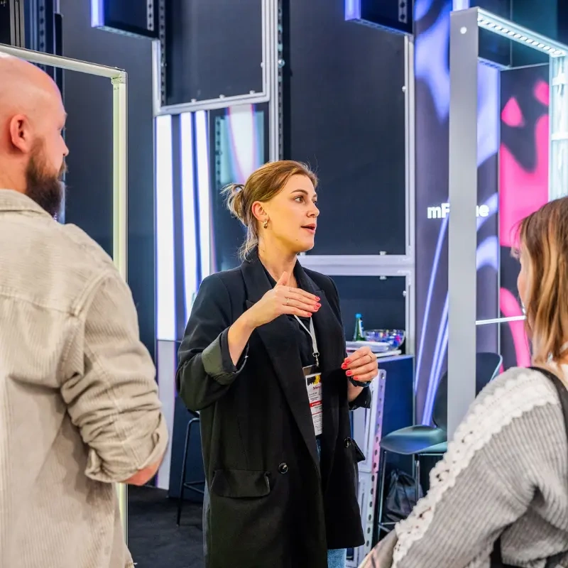 file-meta-description.kobietaprezentujeelementyzabudowytargowejgrupieuczestnikówwydarzenia.