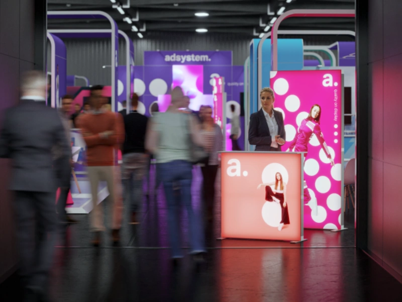 Zestaw pop-up combo z podświetlaną trybunką i ścianką reklamową, ustawiony na targowym evencie.