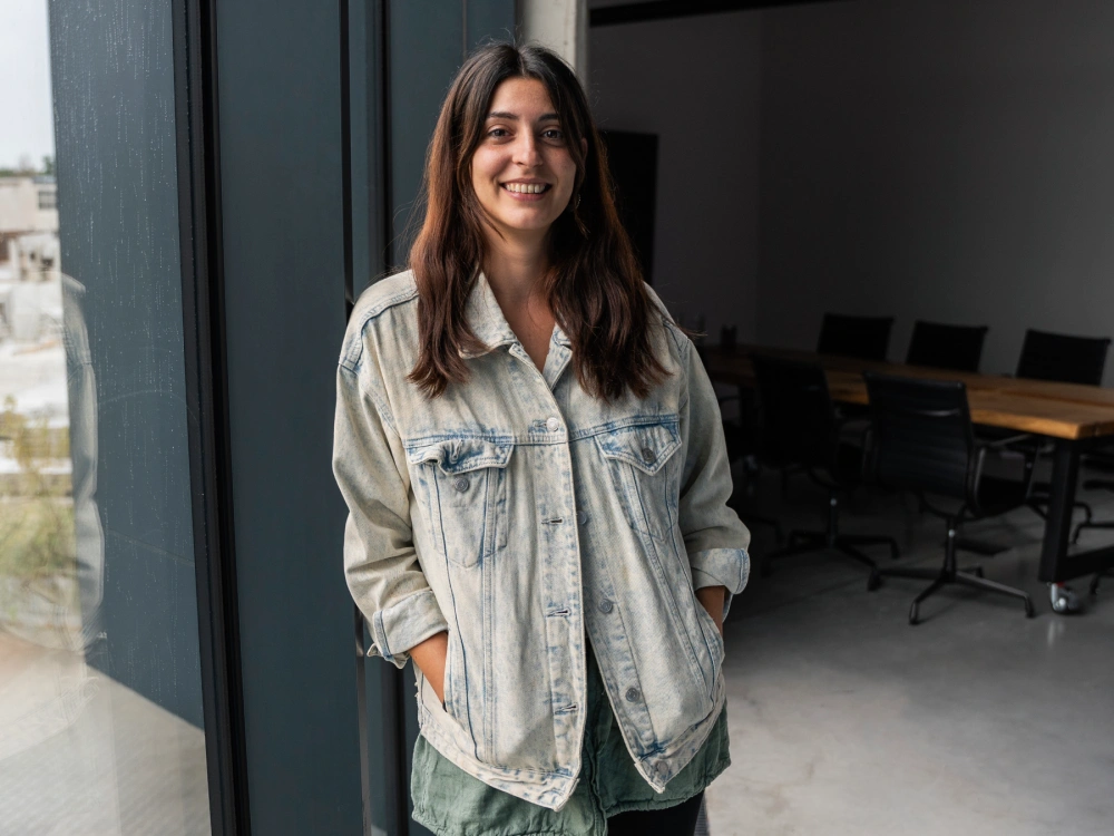 Miembro del equipo adsystem en la oficina, trabajando en proyectos de displays publicitarios y soluciones visuales para eventos.