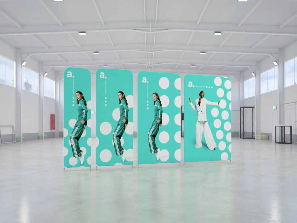 System lekkich ścianek tekstylnych z grafiką dwustronną, prezentowany w hali eventowej.