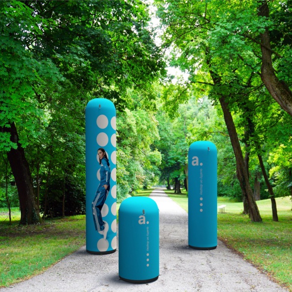 Kolumny reklamowe adColumn w przestrzeni parkowej – reklama outdoorowa