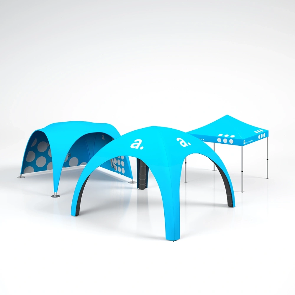 Trzy niebieskie namioty reklamowe na szarym tle.