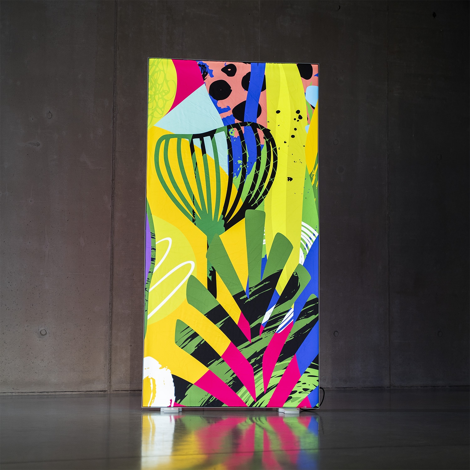 Podświetlany kaseton z kolorową grafiką w systemie SEG, przygotowany do ponownego użycia w różnych aranżacjach.