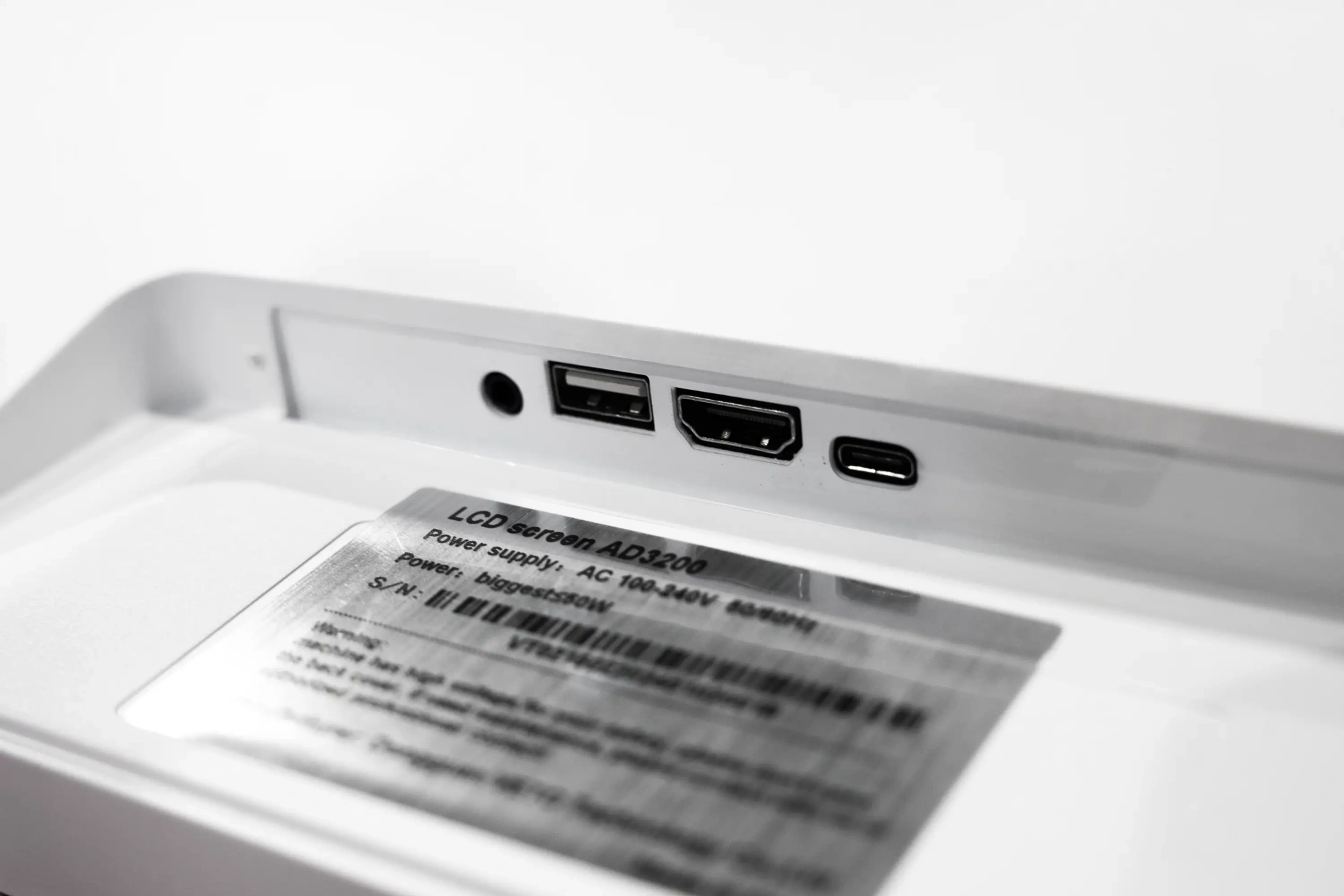 Zbliżenie na porty i oznaczenia techniczne monitora reklamowego adVideo Stand 32