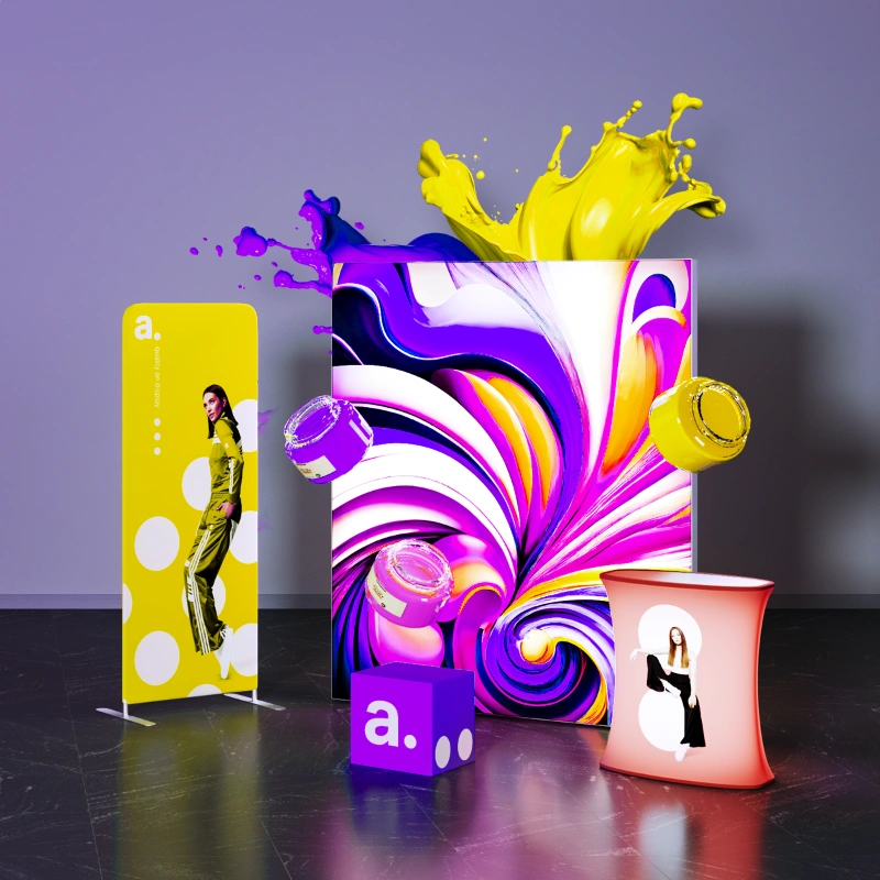 Kolorowe systemy wystawiennicze z grafikami i efektami farb w ruchu – ścianka reklamowa, trybunka i kostka promocyjna na tle fioletowej ściany.
