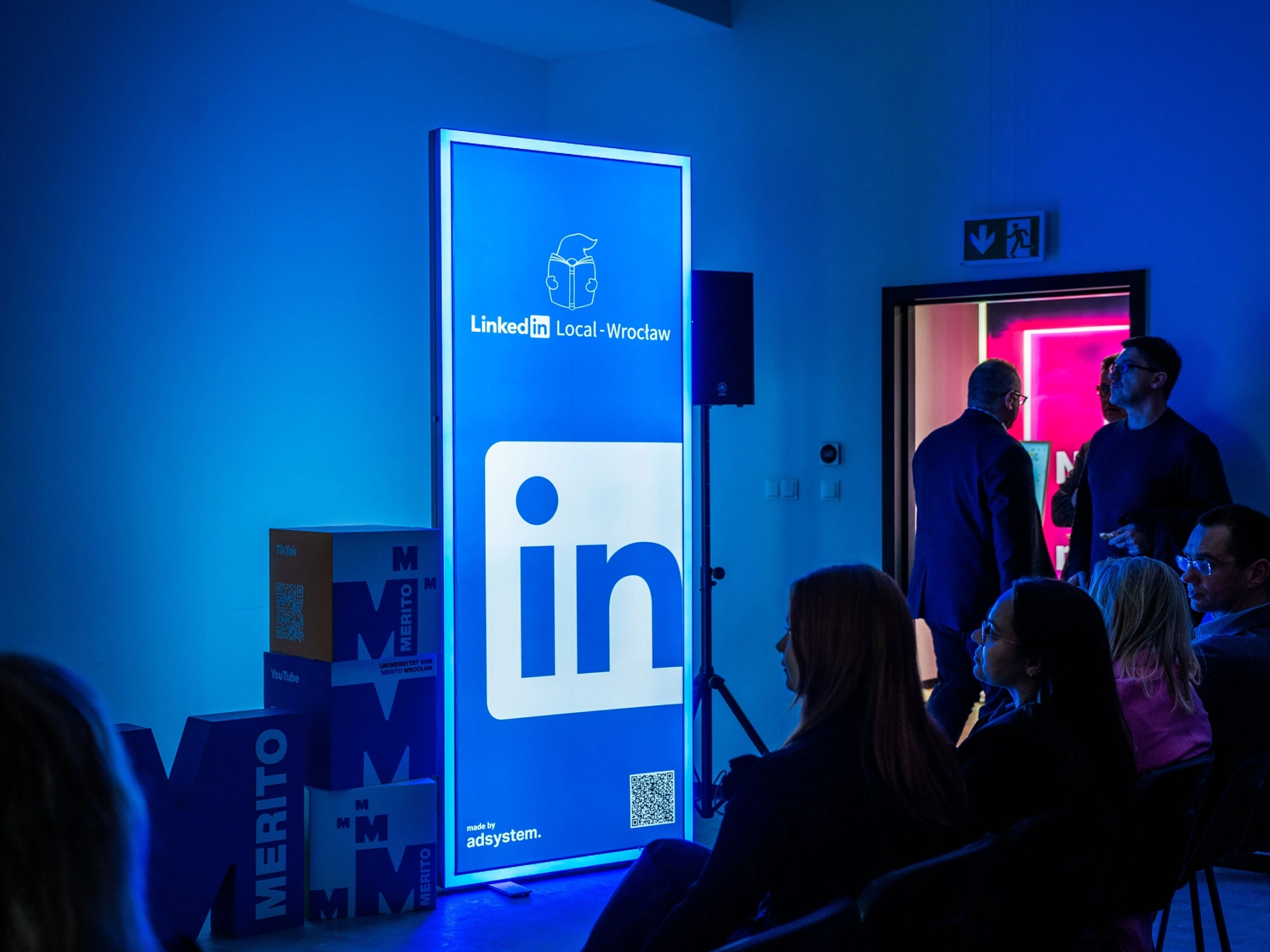 file-meta-description.panneauxlumineux-linked-in-locallorsd’unévénement,devantlequelsontassislesparticipants.