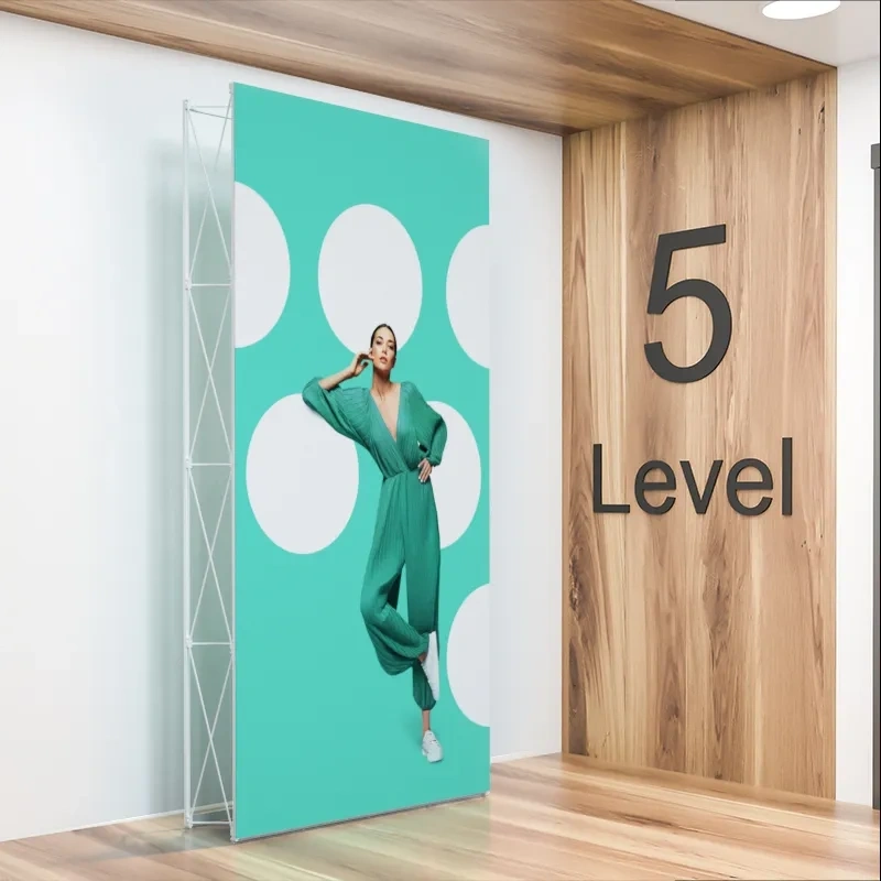 Wąska ścianka pop-up z nadrukiem, ustawiona przy wejściu na 5. piętro biura.