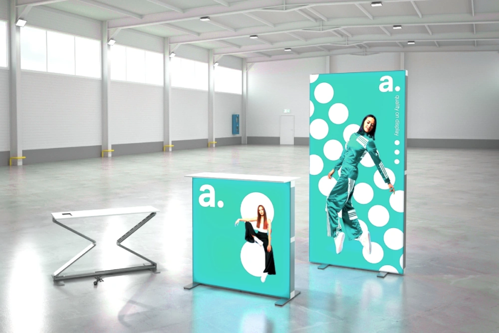 Ensemble de stand parapluie avec comptoir lumineux et visuel textile tendu, présenté dans un hall d’exposition spacieux et moderne.