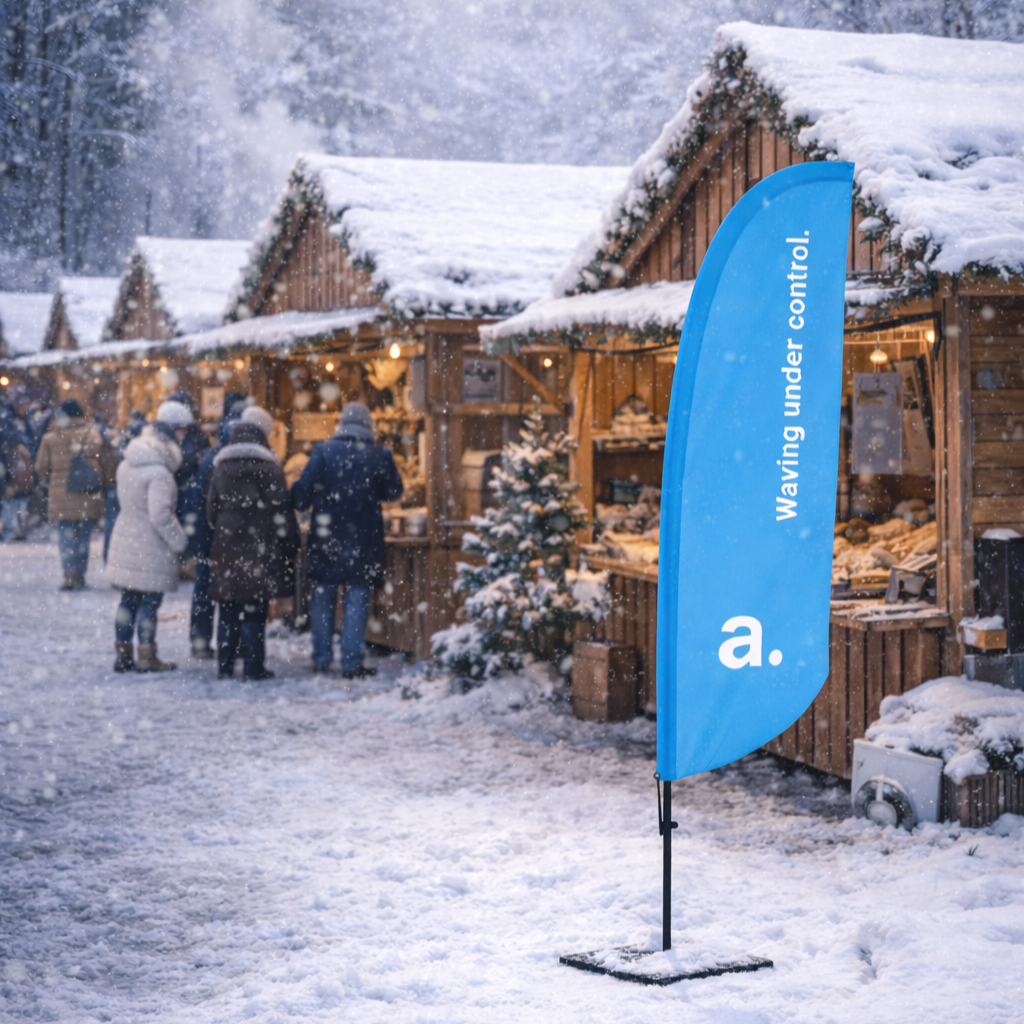 file-meta-description.flagareklamowatypubeachflagustawionaobokdrewnianegostraganunazimowymjarmarku,wotoczeniuśnieguispacerującychludzi.