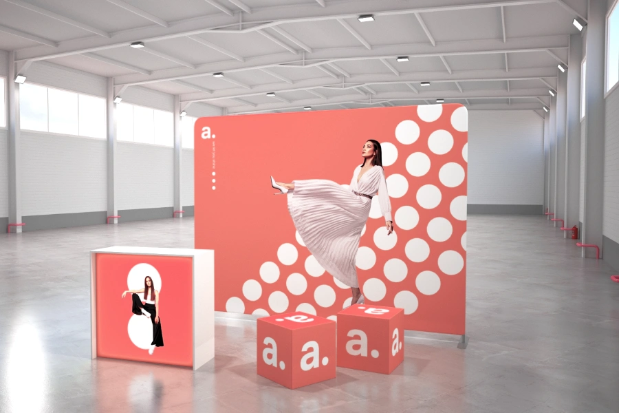 Zestaw promocyjny w hali – trybunka podświetlana, ścianka tekstylna i kostki z nadrukiem tworzą spójną, efektowną przestrzeń ekspozycyjną gotową na każde wydarzenie. 