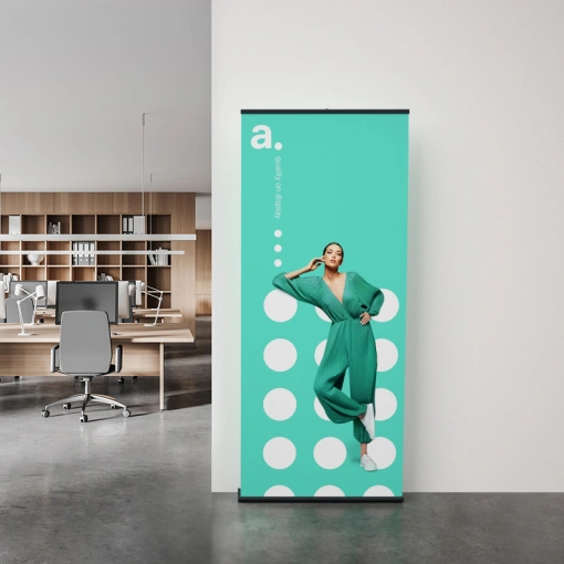 file-meta-description.roll-upustawionywnowoczesnymbiurze–prezentujenadrukpromocyjnynatlewkolorzemiętowymzgraficznymikropkami.