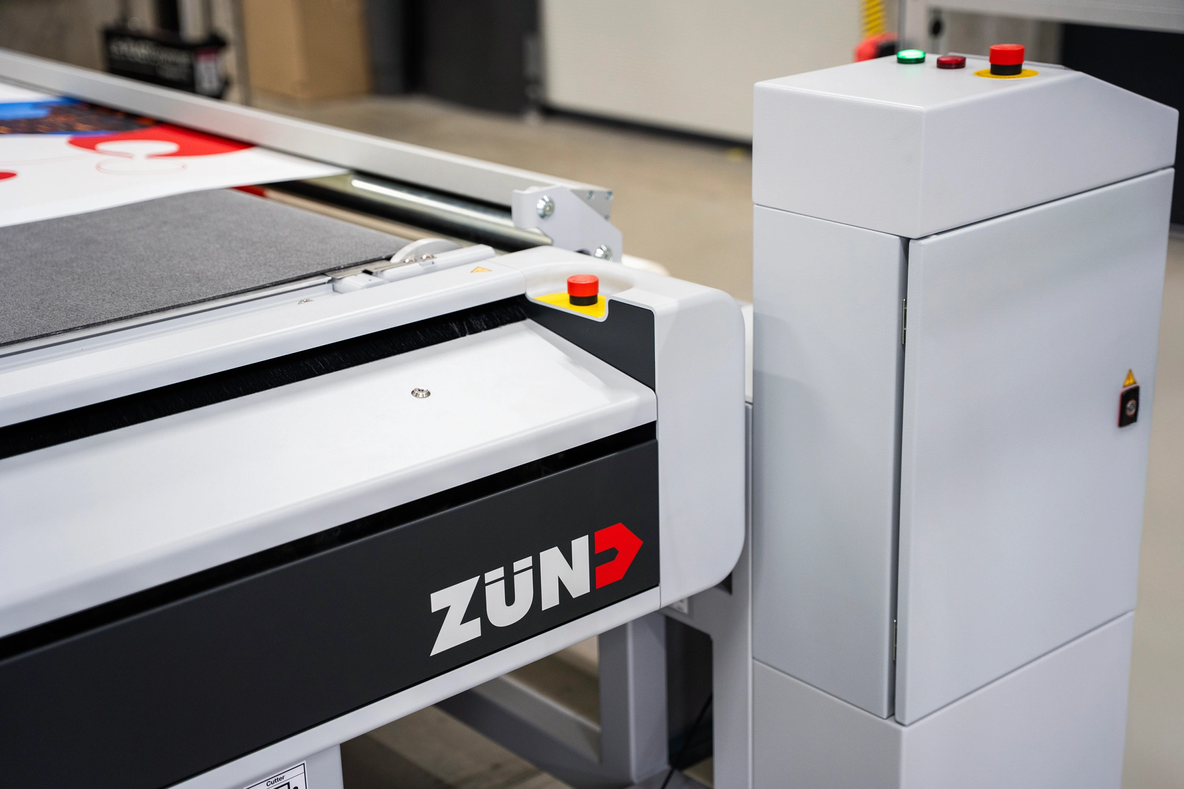 Panel sterowania i fragment konstrukcji plotera ZUND.