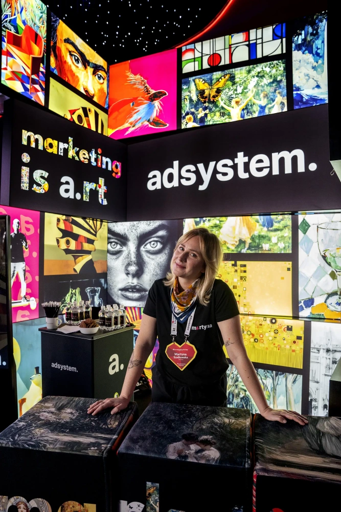 Efektowna zabudowa targowa z neonami i elementami świetlnymi – branding marki