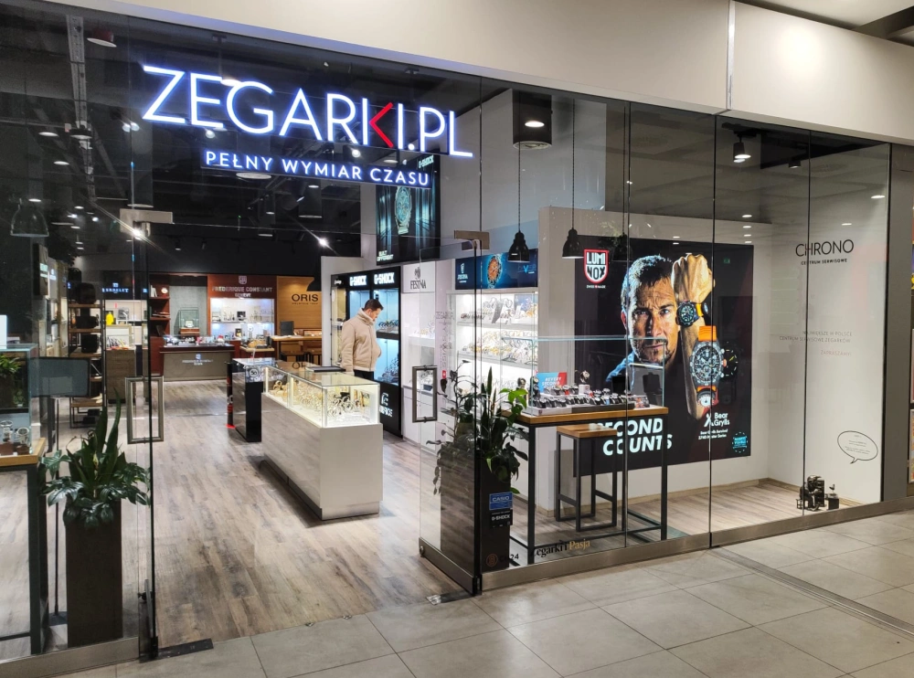 Kaseton reklamowy zawieszony w sklepie z zegarkami w centrum handlowym.
