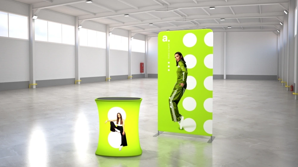 Photocall retroiluminado LED con mostrador a juego, ideal para ferias y presentaciones, que resalta los colores del diseño y atrae la atención del público.