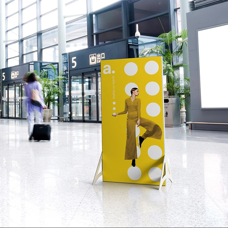 Rama tekstylna wolnostojąca ustawiona w galerii.