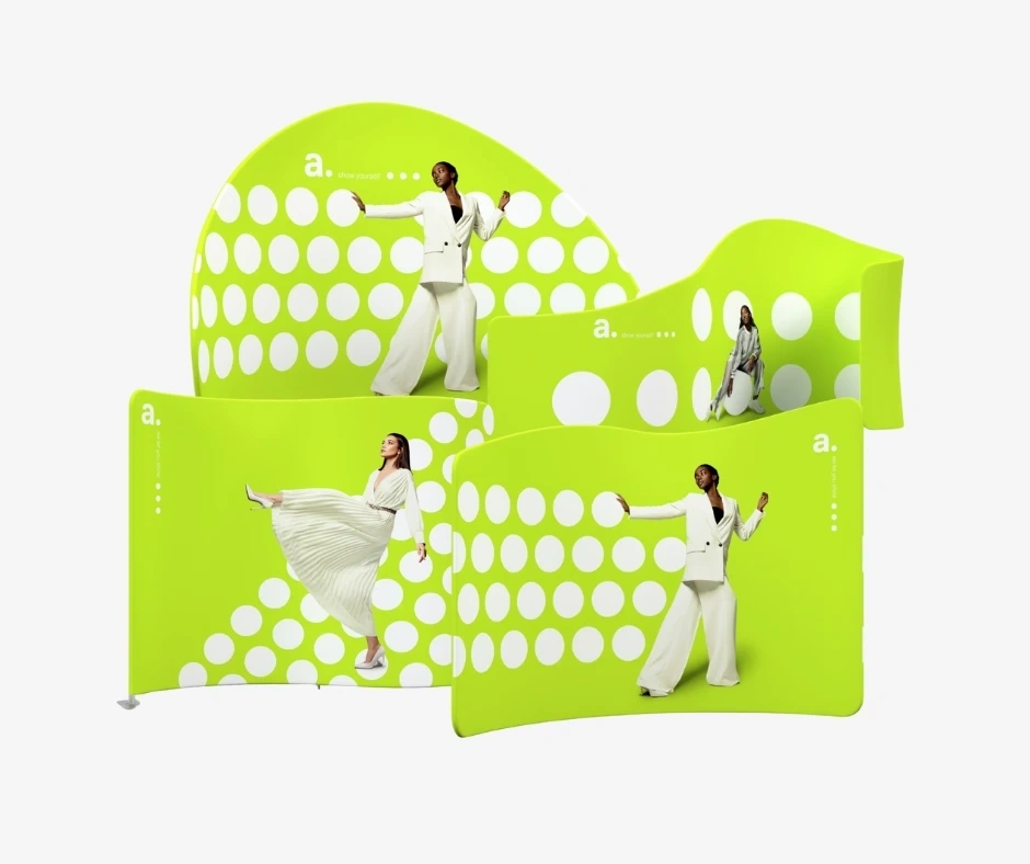 Stand fieristico modulare con pareti curve di colore verde, grafiche personalizzate e figure di modelli, progettato per attirare l’attenzione e valorizzare la comunicazione del brand in fiera.