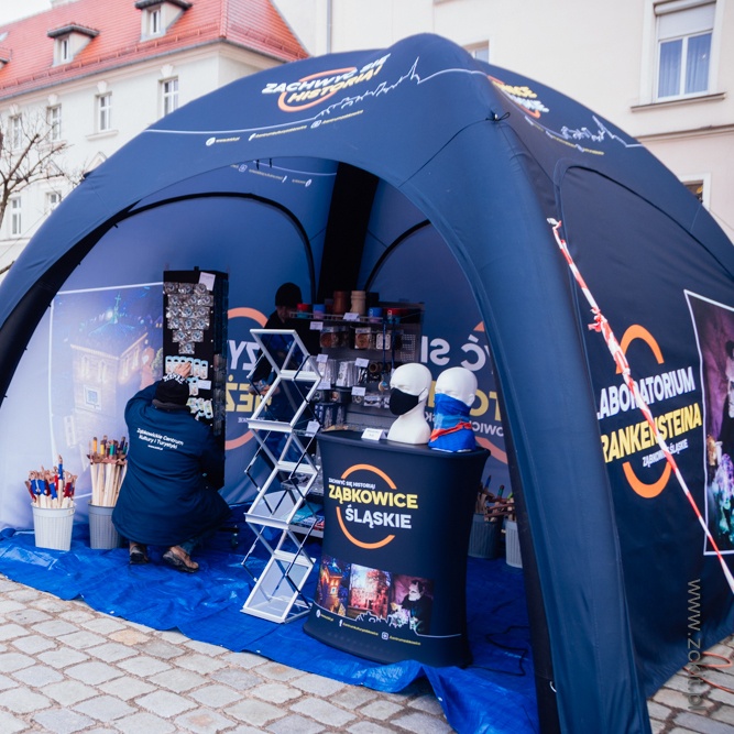Dmuchany namiot z logotypami i dzieci w środku – edukacyjna strefa zabawy na targach