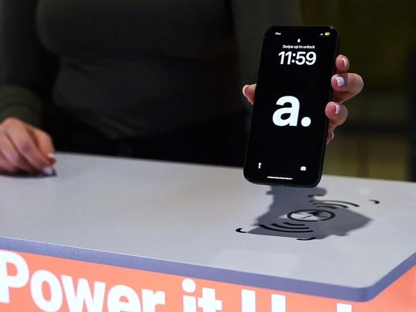 Trybunka pop-up z wbudowaną ładowarką indukcyjną, prezentowana w trakcie użytkowania.