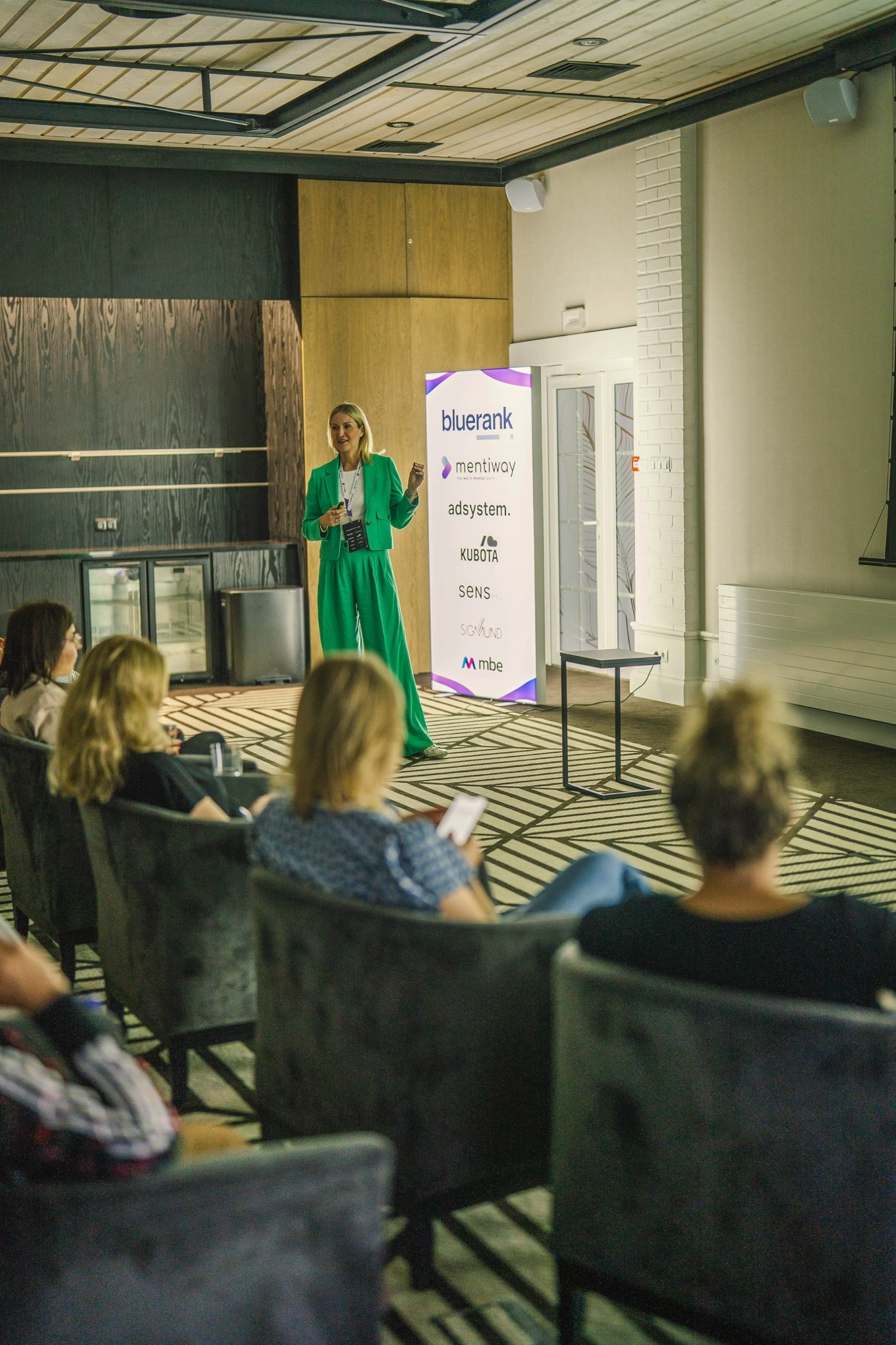 Podświetlany kaseton reklamowy podczas prelekcji na żywo